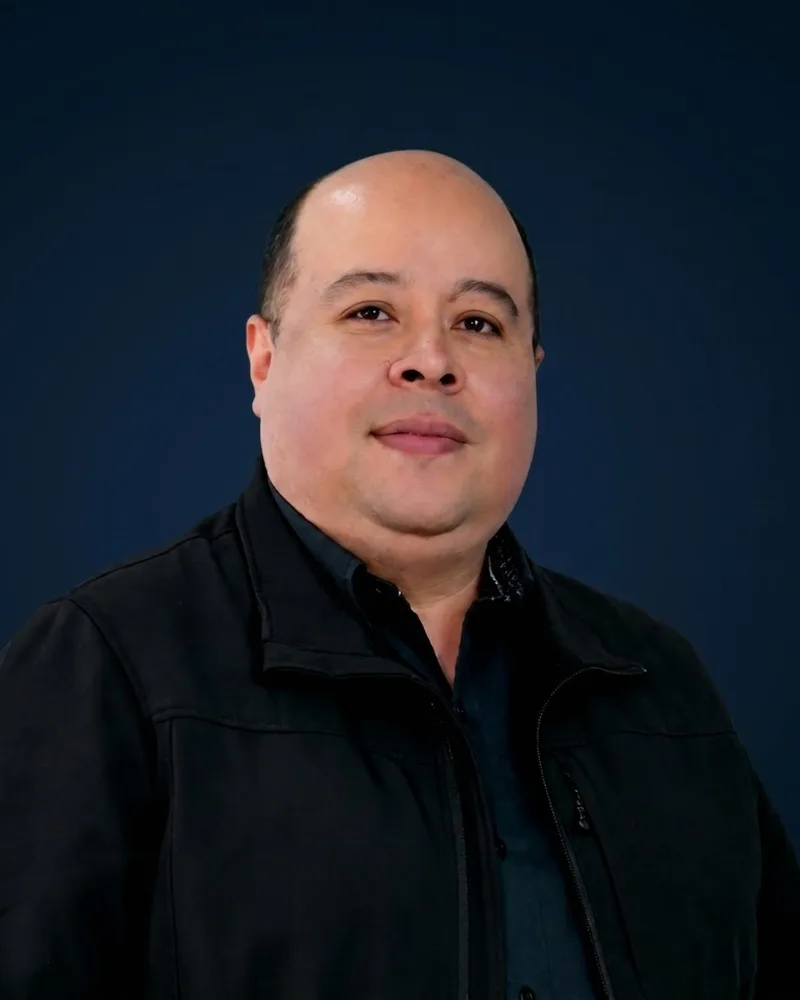 Nestor Gonzalez, Ejecutivo comercial de LEG